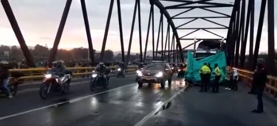 Los organismos de tránsito habilitaron un carril para permitir el flujo vehicular.