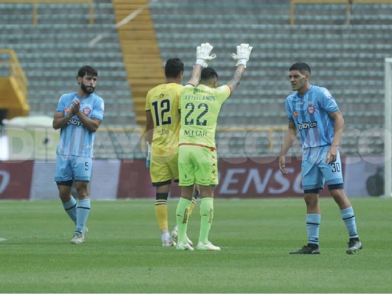 Leandro Castellanos saliendo aplaudido por la afición de Santa Fe. Foto: Dimayor
