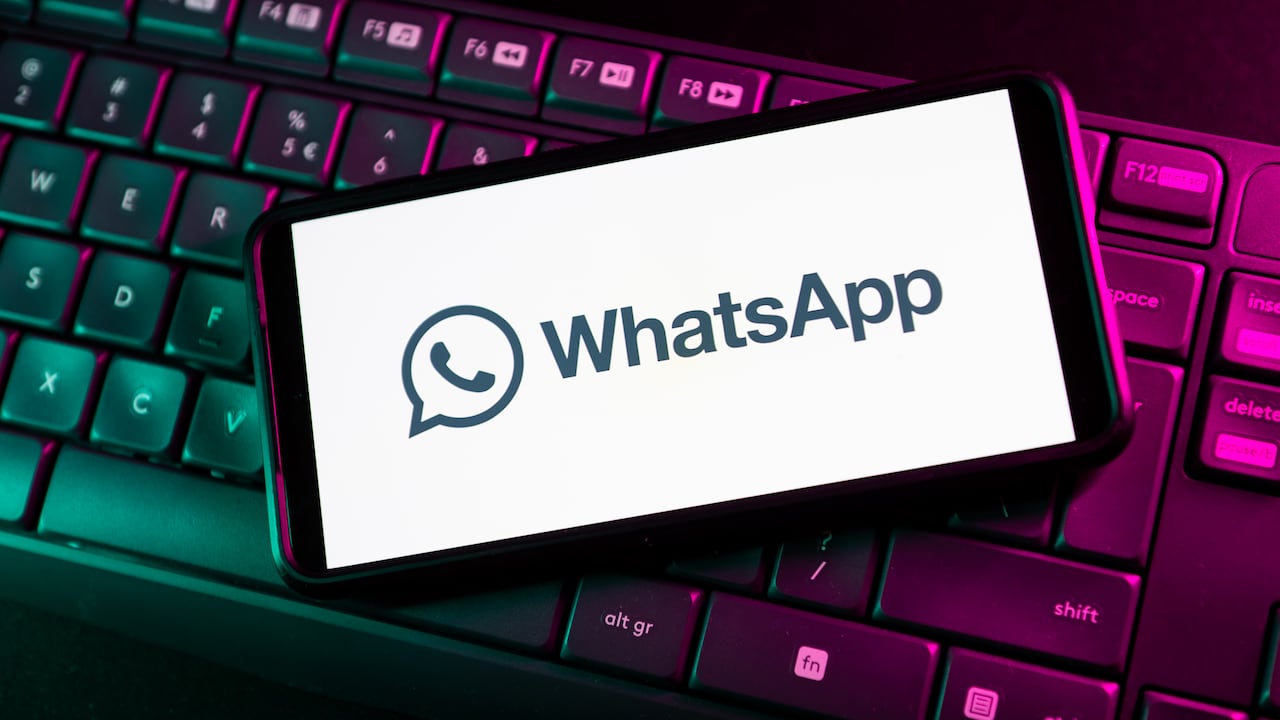 En esta ilustración fotográfica, se muestra un logotipo de WhatsApp en un teléfono inteligente. (Photo Illustration by Mateusz Slodkowski/SOPA Images/LightRocket via Getty Images)