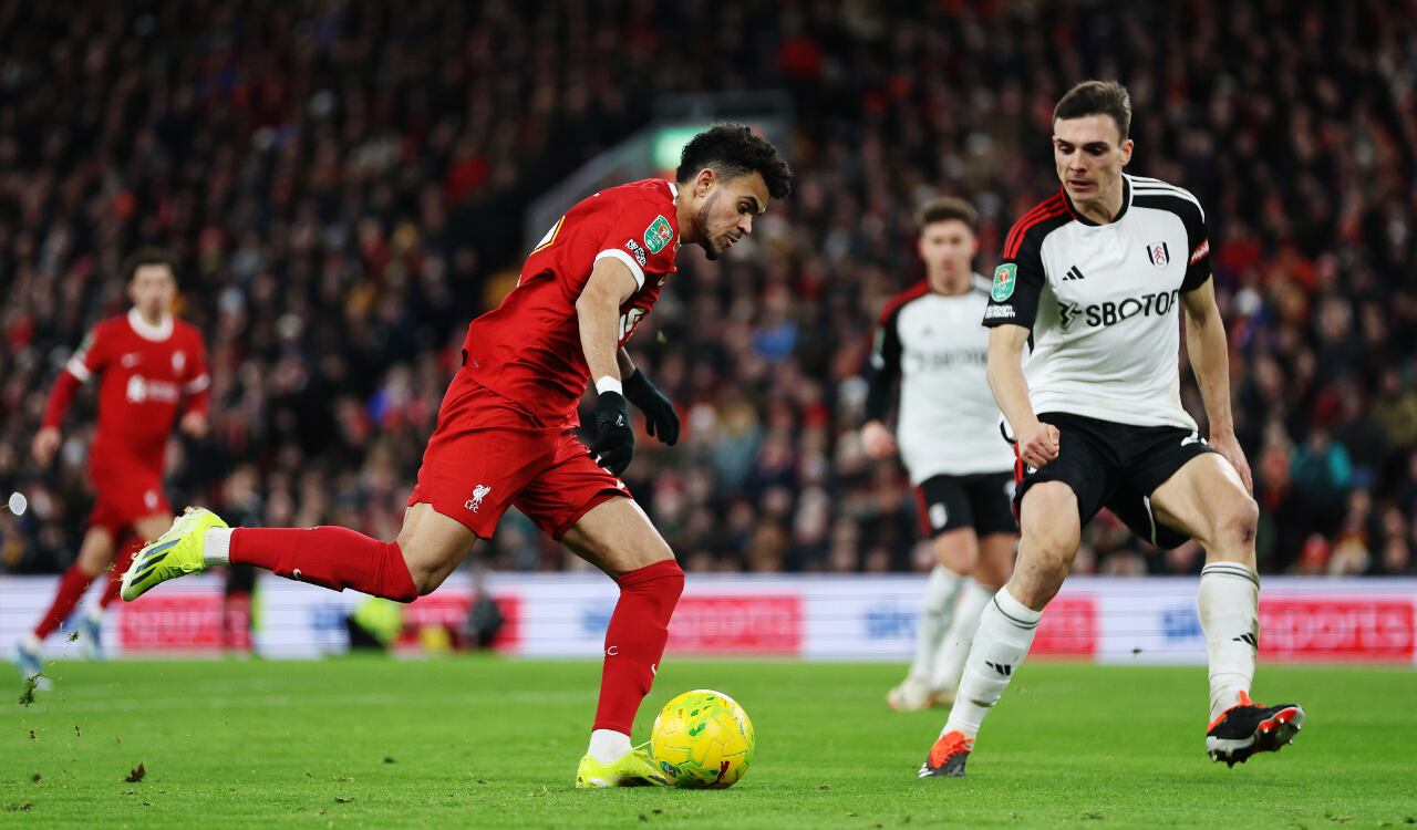 Luis Díaz disputando el juego por semifinales ante Fulham en Carabao Cup