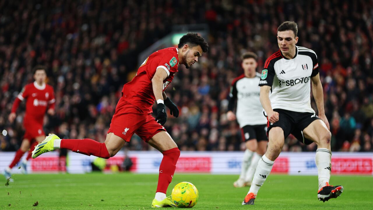 Luis Díaz disputando el juego por semifinales ante Fulham en Carabao Cup