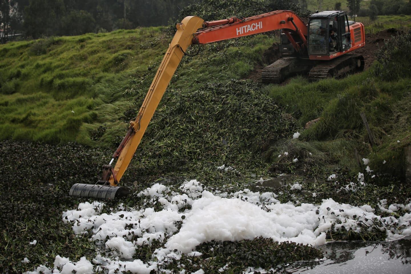 Espuma por la contaminación en el barrio los Puentes Mosquera Cundinamarca