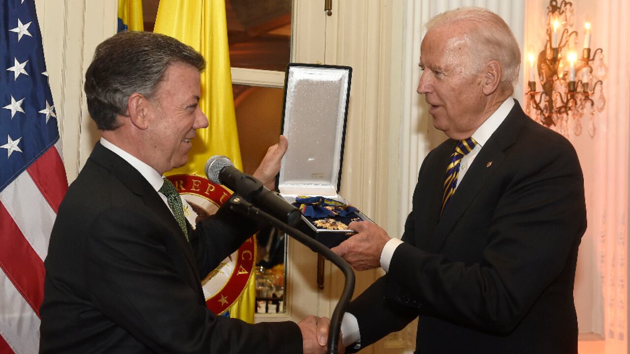 Juan Manuel Santos le entregó a Joe Biden la Cruz de Boyacá.