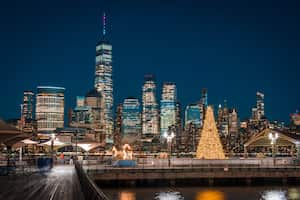 La Torre de la Libertad y Manhattan al fondo. Árbol de Navidad de Jersey City en primer plano.