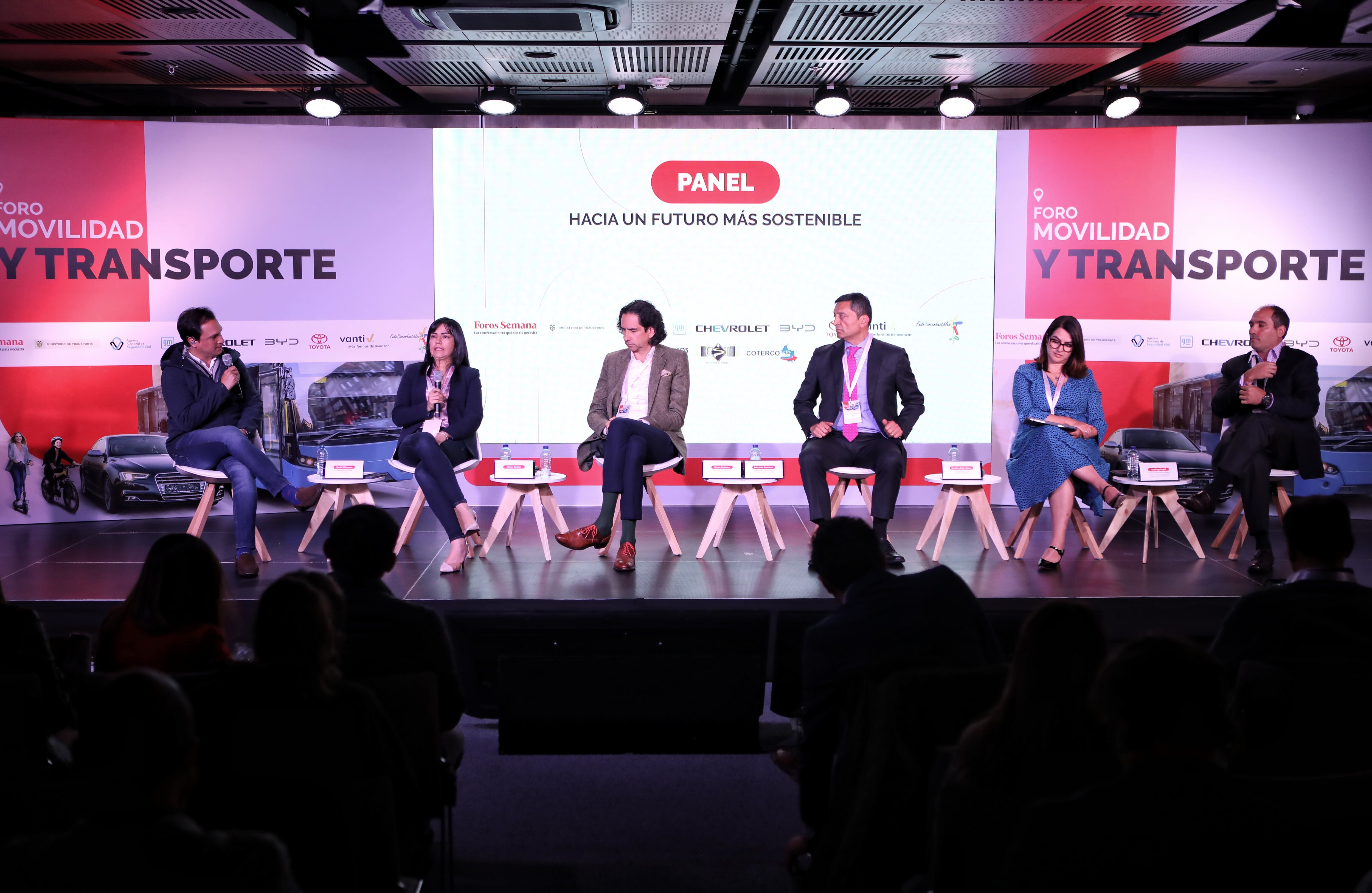 Panel ‘Hacia un futuro más sostenible’ conformado por Alimar Benítez, directora de Inteligencia para la Movilidad de la Secretaría Distrital de Movilidad; Marco Pastrana, gerente general de Motorysa; Carolina Rojas Hayes, presidenta ejecutiva de Fedebiocombustibles; John Jairo Contreras, vicepresidente Grandes Clientes y Soluciones Energéticas de Vanti; Santiago Ángel, director de Relaciones de Gobierno, Comunicaciones y Responsabilidad Corporativa de General Motors; y Daniel Villaveces, especialista en movilidad y transporte, como moderador.
