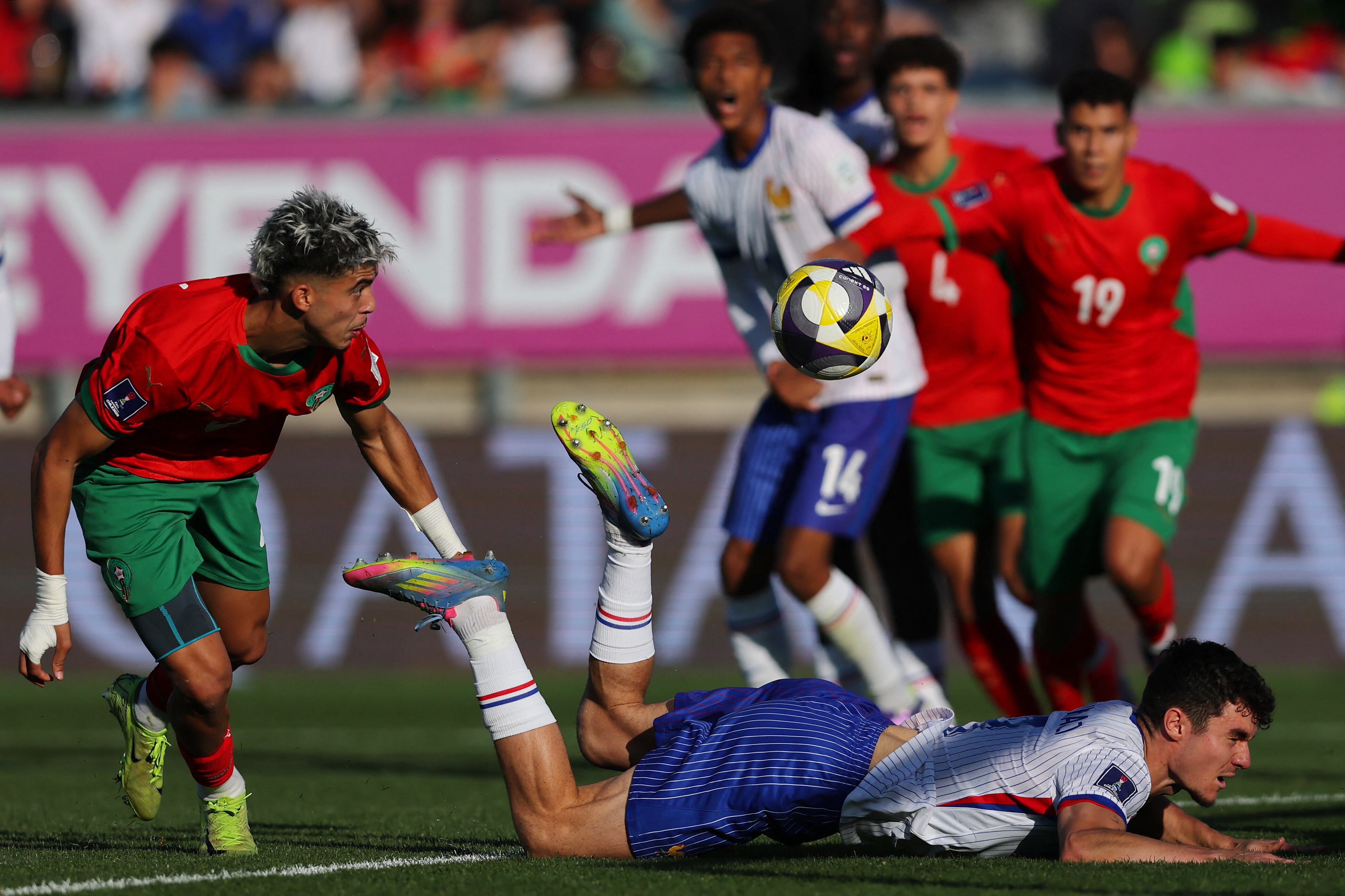 El delantero marroquí #21 Yassir Zabiri y el defensa francés #03 Justin Bourgault luchan por el balón durante el partido de semifinales de la Copa Mundial Sub-20 de la FIFA 2025 entre Marruecos y Francia en el Estadio Elías Figueroa en Valparaíso, Chile, el 15 de octubre de 2025. (Foto de Javier TORRES / AFP)