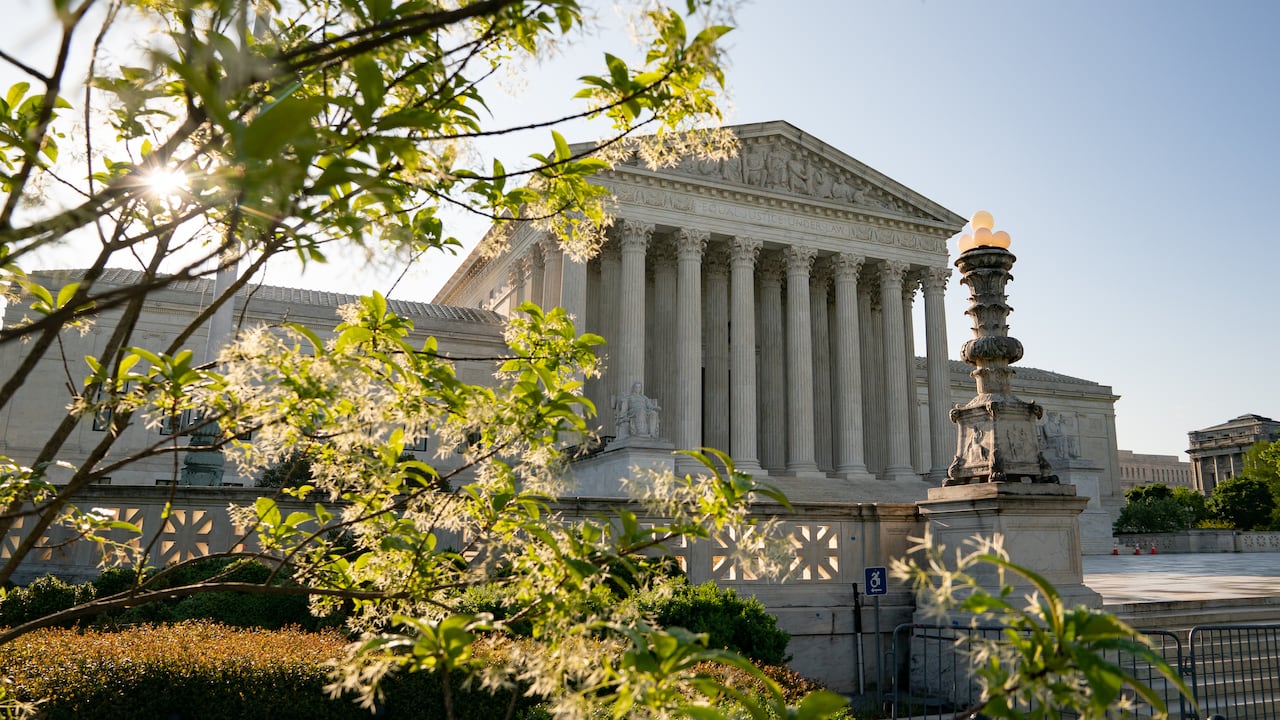 Los jueces progresistas de la corte (Stephen Breyer, Sonia Sotomayor y Elena Kagan) habrían permitido la suspensión de esa norma.