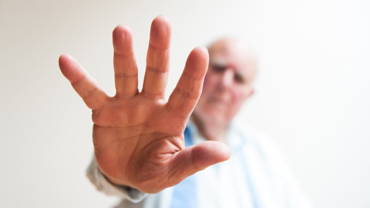 Manos pueden tener síntomas generados por el colesterol alto