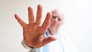 Manos pueden tener síntomas generados por el colesterol alto