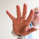 Manos pueden tener síntomas generados por el colesterol alto