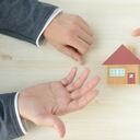 Manos de hombre y mujer hablando de problemas de vivienda