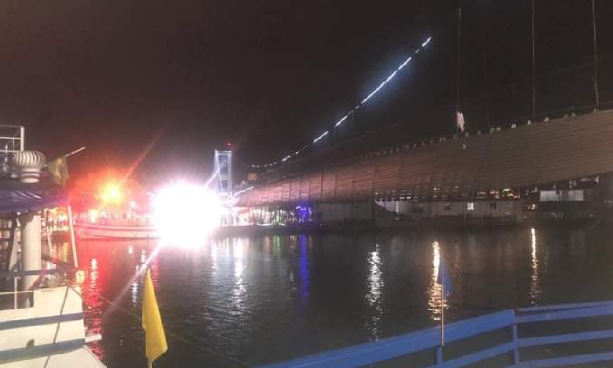 Tras la caída al agua de cerca de 100 personas, cuerpos de rescate aún permanecen en la búsqueda de uno de ellos.