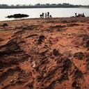 Familias pescan en el lecho expuesto del río Paraguay, en medio de una sequía histórica que está afectando el nivel del río, en Mariano Roque Alonso, Paraguay, el lunes 20 de septiembre de 2021. Foto AP / Jorge Saenz