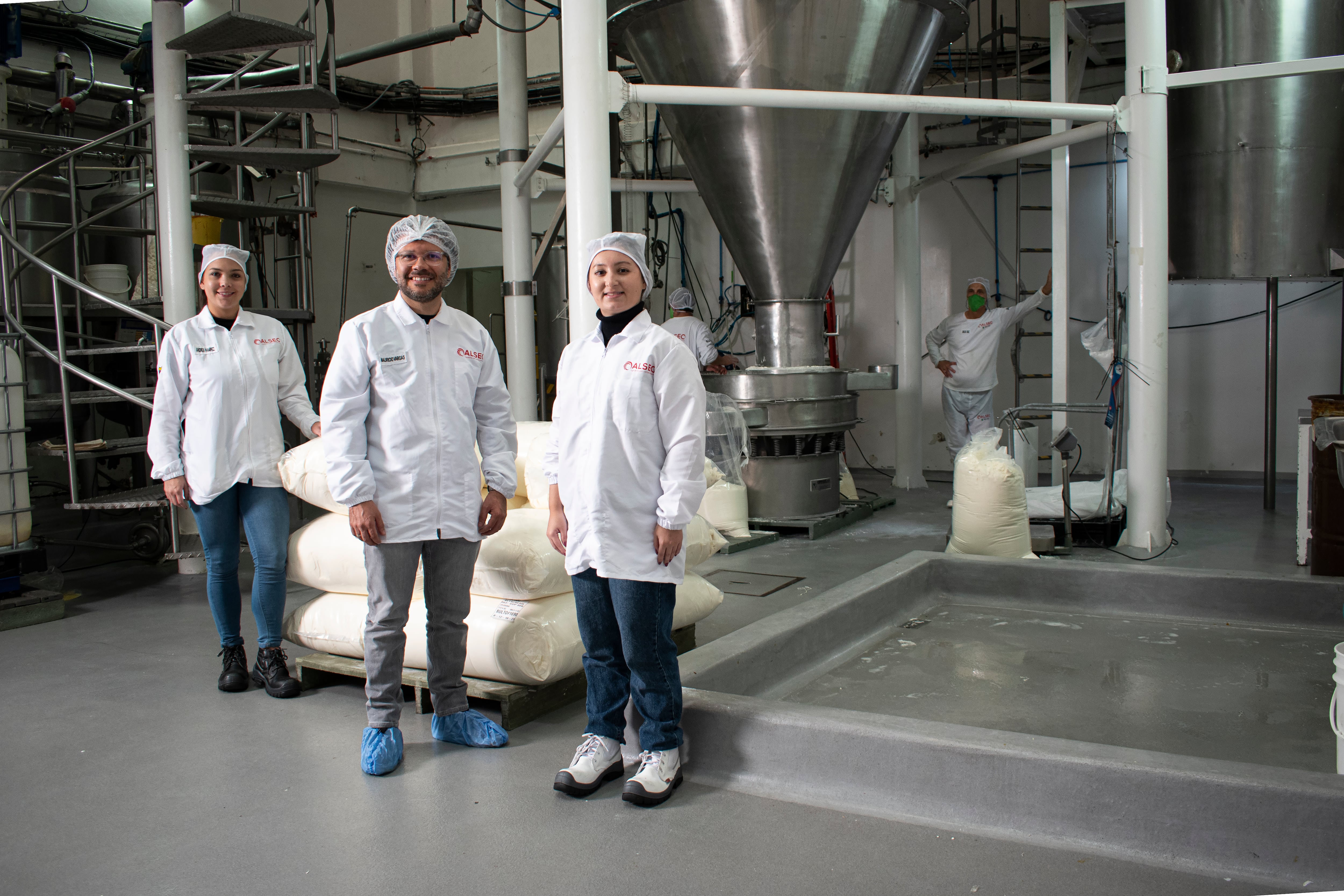 A través de sus enormes maquinas secadoras, ALSEC produce los implementos necesario para compañías como Nutresa o Postobón.