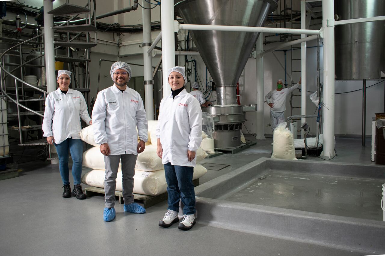 A través de sus enormes maquinas secadoras, ALSEC produce los implementos necesario para compañías como Nutresa o Postobón.