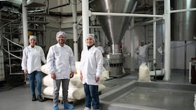 A través de sus enormes maquinas secadoras, ALSEC produce los implementos necesario para compañías como Nutresa o Postobón.