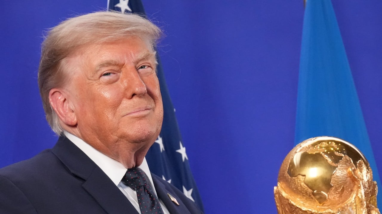 El presidente Donald Trump escucha mientras el presidente de la Fifa, Gianni Infantino, habla en una recepción en la Torre Trump en Nueva York.