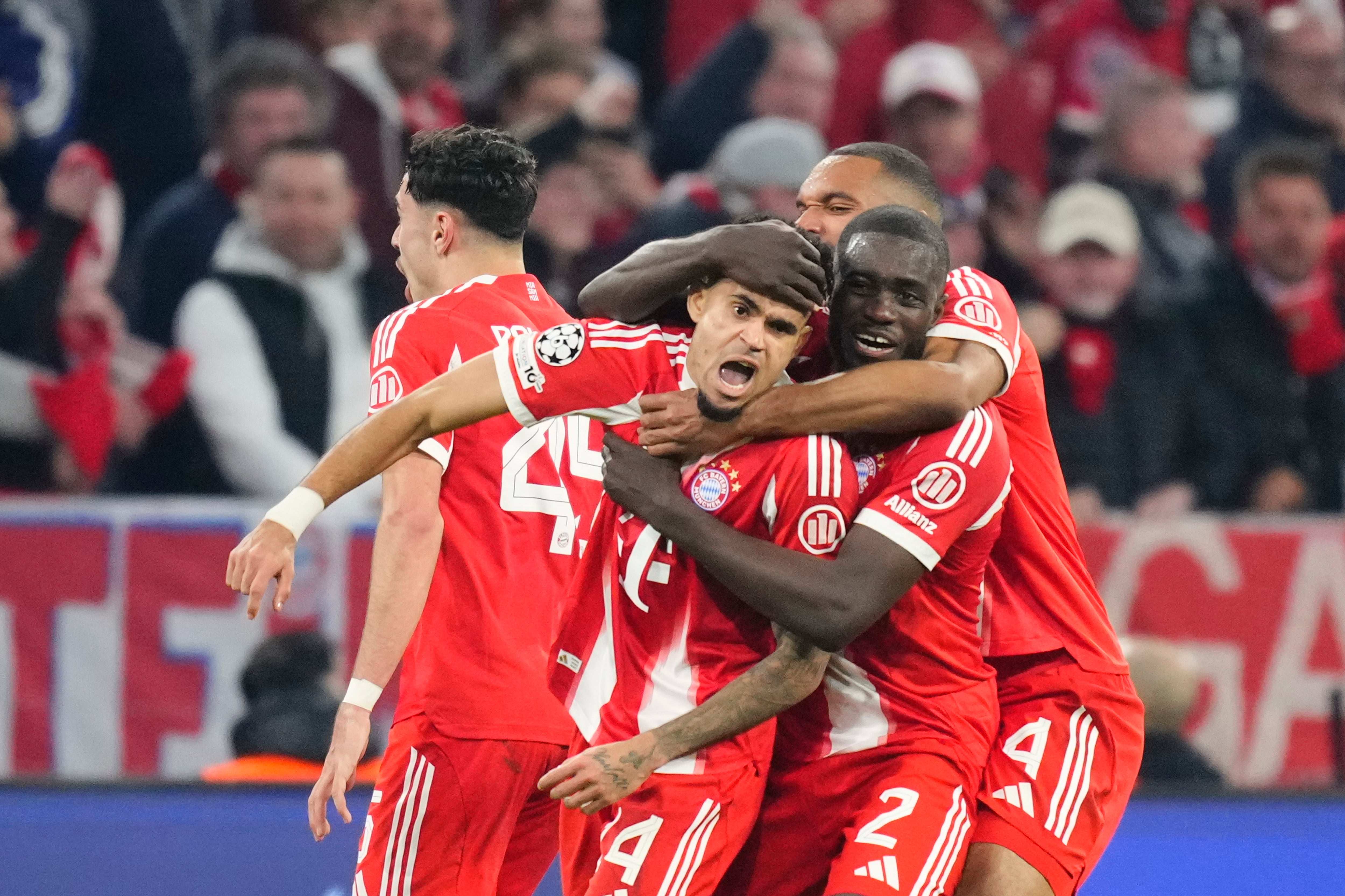 Luis Díaz y sus compañeros de Bayern Múnich celebrando la victoria sobre Real Madrid en Champions League.