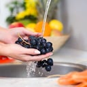 Las uvas se pueden lavar y desinfectar.