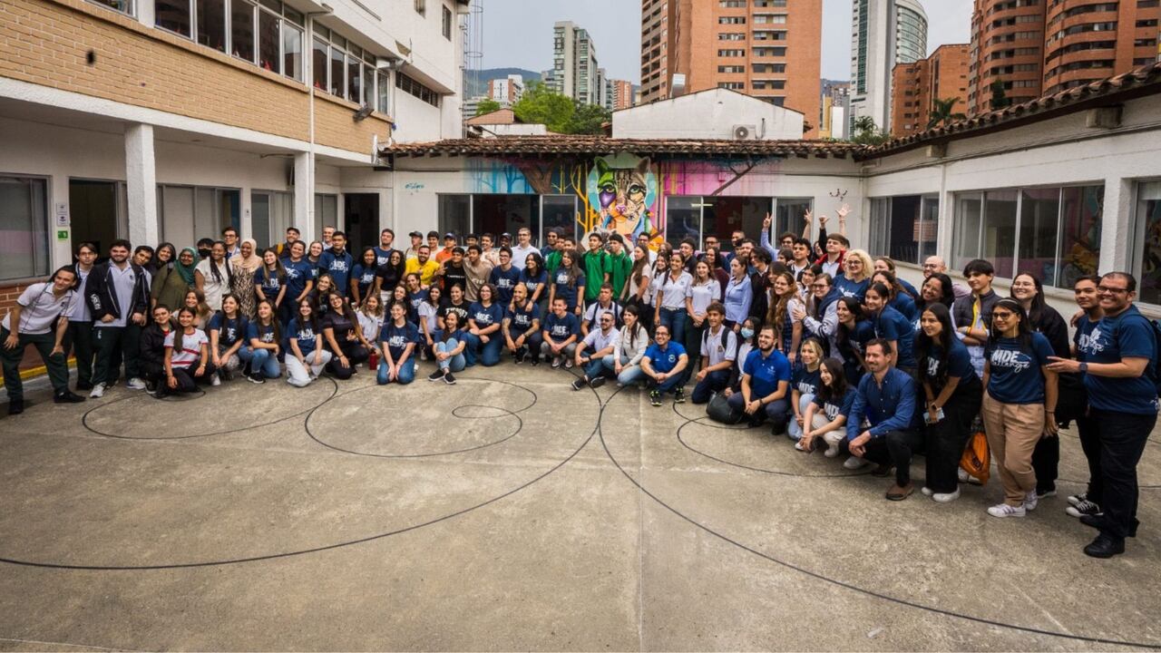 “El Medellín Challenge es un espacio donde los jóvenes no solo aprenden contenidos, sino que actúan como líderes capaces de proponer y transformar, desarrollando competencias clave como empatía, pensamiento crítico, creatividad, innovación y trabajo colaborativo”, enfatiza Figueroa.