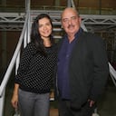 Ana María Orozco —reconocida por su personaje de Betty en la telenovela Yo soy Betty, la fea— posa con el libretista y creador de la famosa telenovela, Fernando Gaitán, el viernes 24 de marzo de 2017 en Bogotá. Foto: Carlos Julio Martínez / SEMANA