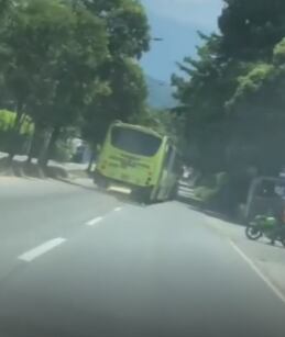 El bus era remolcado por una grúa hacia Chimitá.