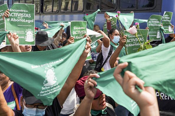 La legislación salvadoreña penaliza toda forma de aborto, incluso el terapéutico, y castiga tanto a las mujeres como a los médicos que los practiquen. De