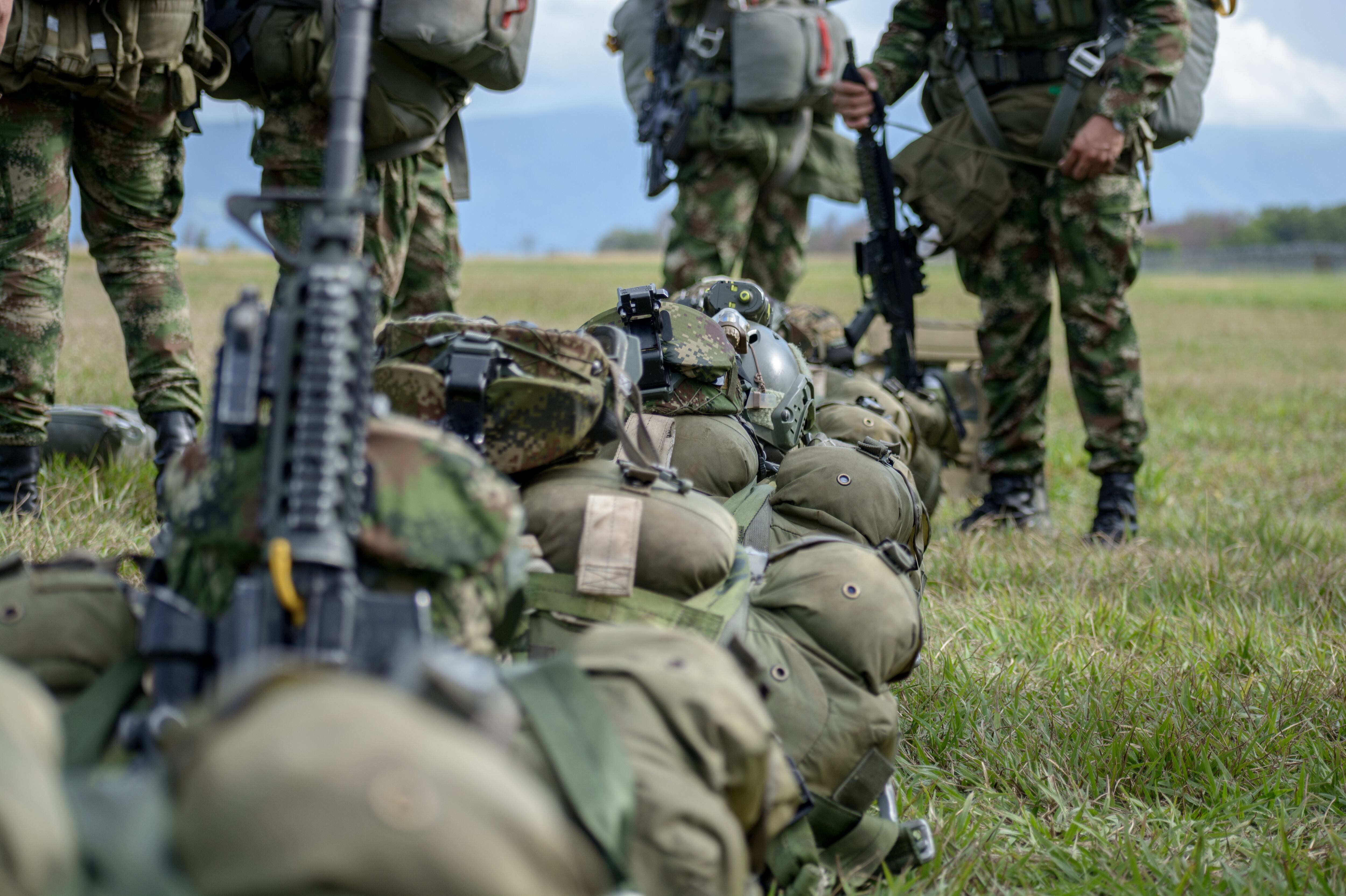 Uno de los artefactos explosivos habría caído cerca al casino de oficiales en donde habría quedado herido, sin gravedad, un oficial del Ejército.