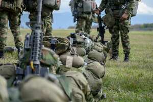 Uno de los artefactos explosivos habría caído cerca al casino de oficiales en donde habría quedado herido, sin gravedad, un oficial del Ejército.