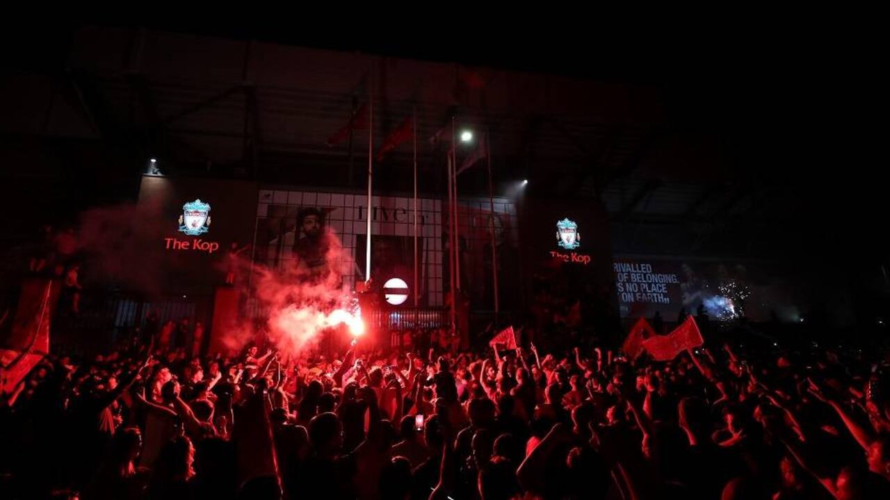 Celebración de hinchas del Liverpool en Anfield