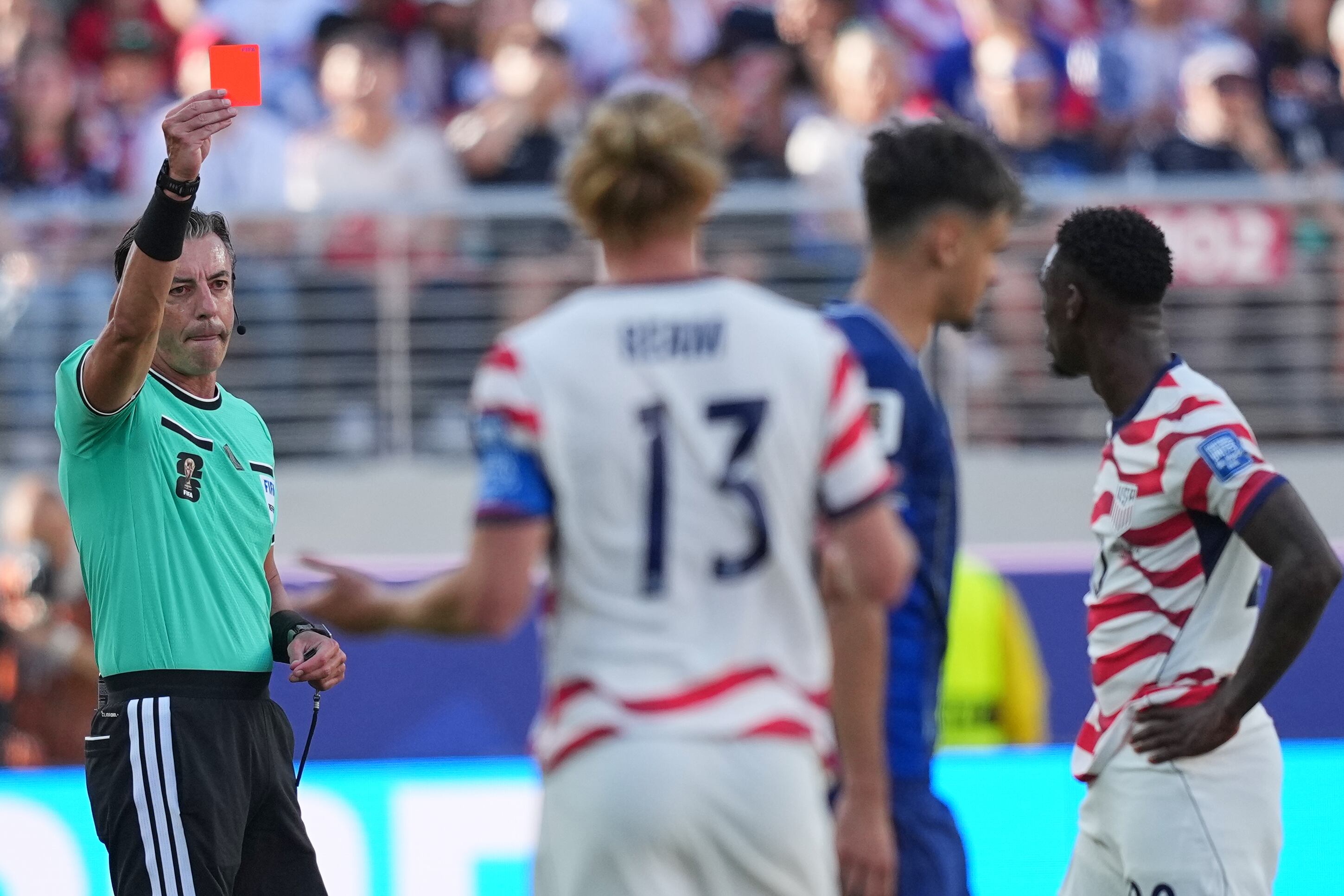 El árbitro brasileño Raphael Claus expulsó a Folarin Balogun (derecha), pero no será sancionado con una fecha sin jugar. (AP Foto/Julio Cortez)