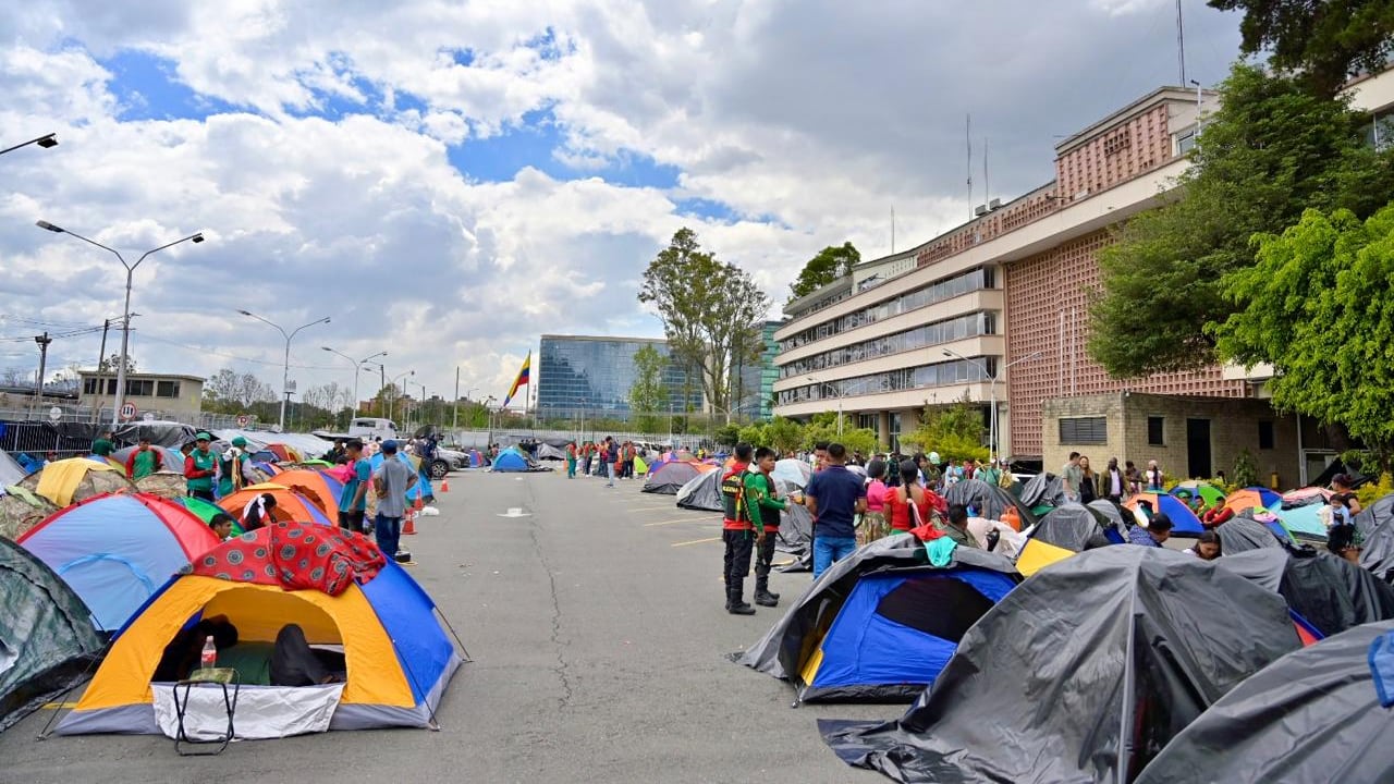 Más de 4.000 Indígenas Emberá se instalaron en carpas en la Agencia Nacional de Tierras, en Bogotá