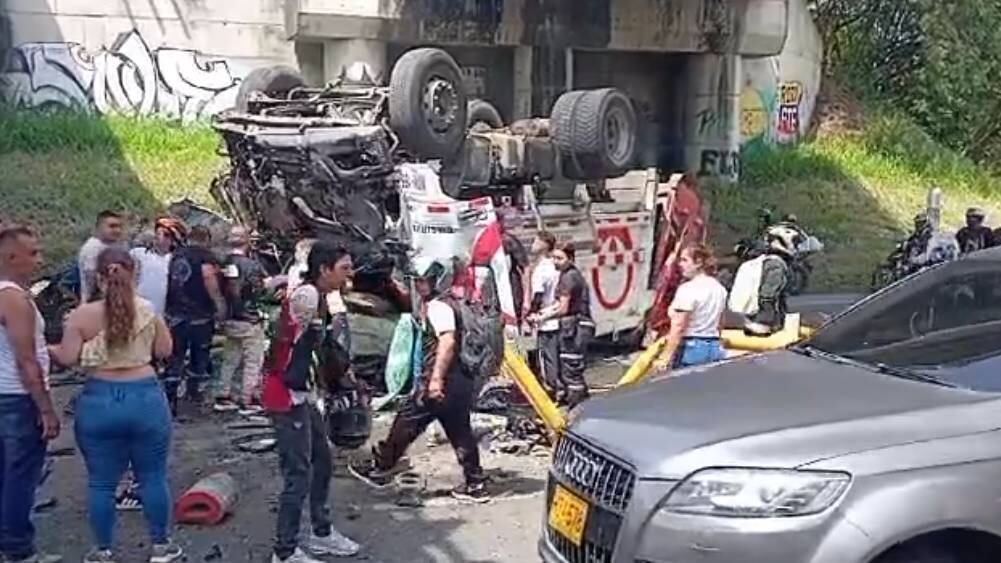 Aparatoso accidente en la vía Cali-Palmira, camión de basura cayó de un puente.