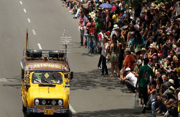 Entre los eventos programados está el desfile de autos clásicos y antiguos, las exposiciones de orquídeas, pájaros, flores y de animales gigantes hechos con flores naturales, el show de Delirio, con la salsa que llegó de Cali y el Desfile de Silleteros. 