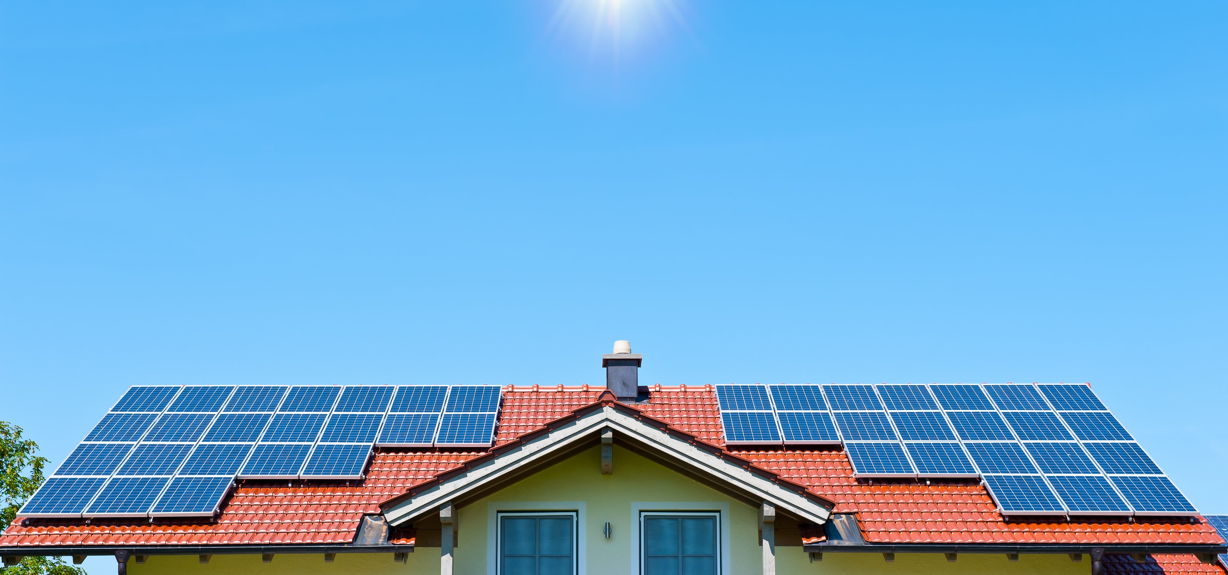 Aunque las baterías solares ofrecen numerosos beneficios, también presentan algunas limitaciones que es importante considerar antes de invertir.