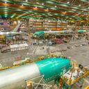 Los trabajadores de Boeing Factory ensamblan aviones Boeing 777 en la fábrica de Boeing en Everett, en el estado de Washington (Estados Unidos).