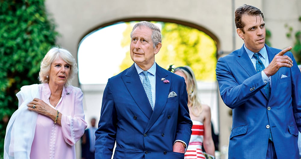 Camilla, duquesa de Cornualles, el príncipe Carlos y Ben Elliot, el sobrino de ella acusado de vender el acceso al heredero al trono.