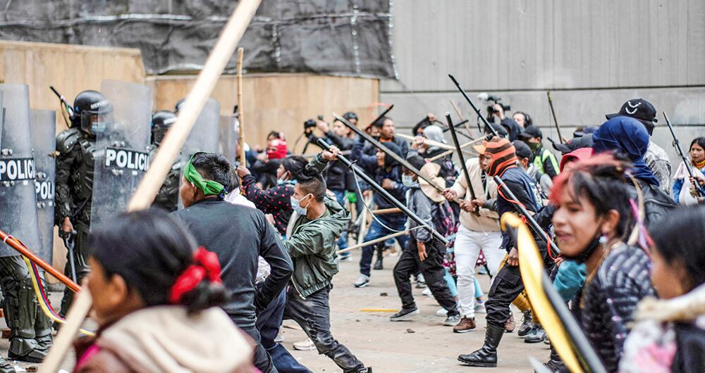  El ataque de indígenas embera que se manifestaban en el centro de Bogotá contra miembros de la Policía dejó 14 uniformados heridos. 