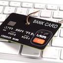 La mujer denunció que los presuntos delincuentes le sacaron una tarjeta de crédito en cuestión de minutos.