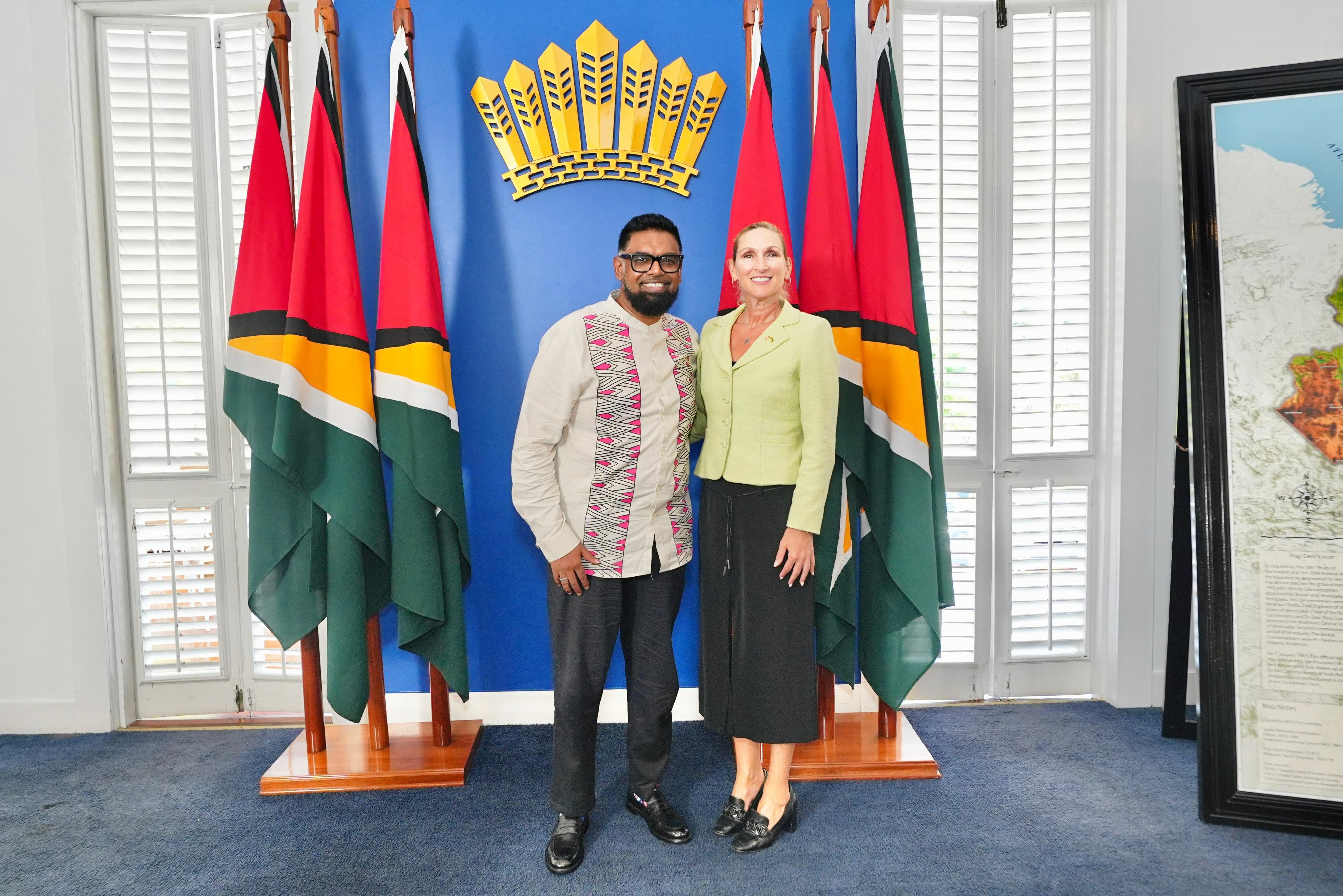 Embajadora de los Estados Unidos en Guyana, Nicole Theriot, junto al presidente de Guyana