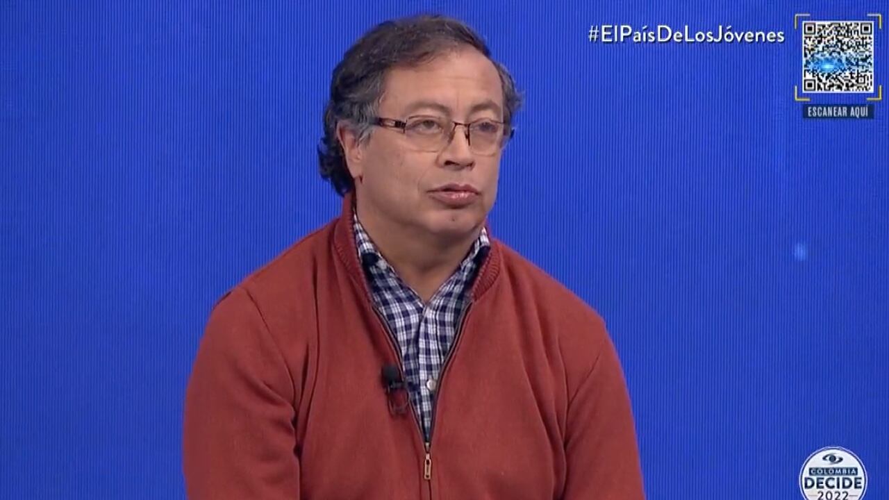 El candidato presidencial Gustavo Petro asistió a Noticias Caracol para escuchar las dudas de los jóvenes colombianos de cara a las elecciones