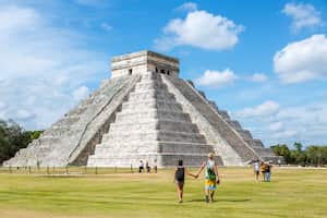Una de las mejores actividades en Cancún es dedicar un día completo a explorar la zona arqueológica de Chichén Itzá.