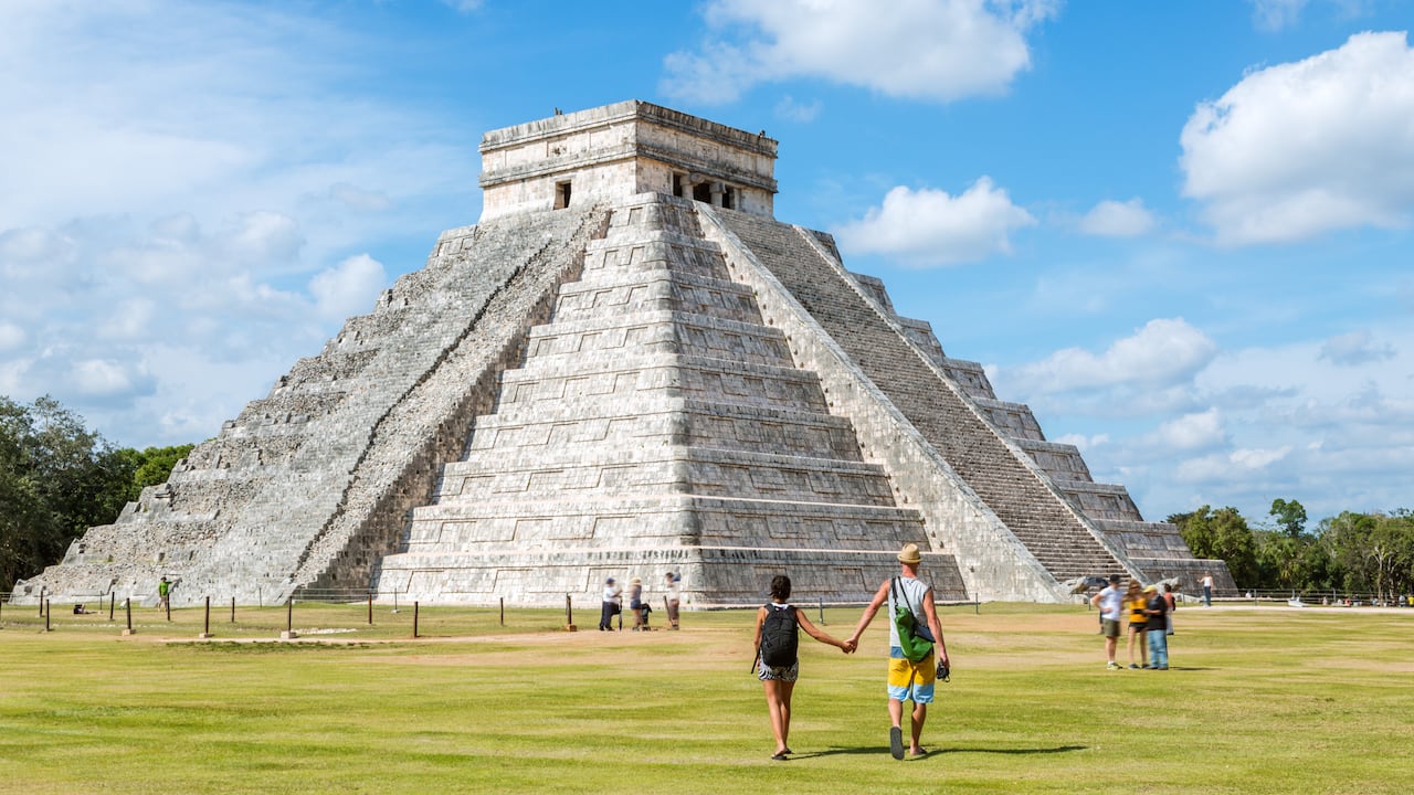 Una de las mejores actividades en Cancún es dedicar un día completo a explorar la zona arqueológica de Chichén Itzá.