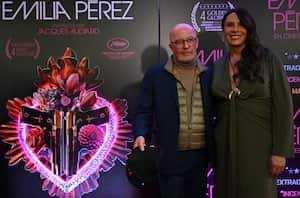 El director francés Jacques Audiard y la actriz española Karla Sofia Gascon posan para fotografías en la alfombra roja de la presentación ante los medios de 'Emilia Pérez' en Bogotá el 17 de enero de 2025.