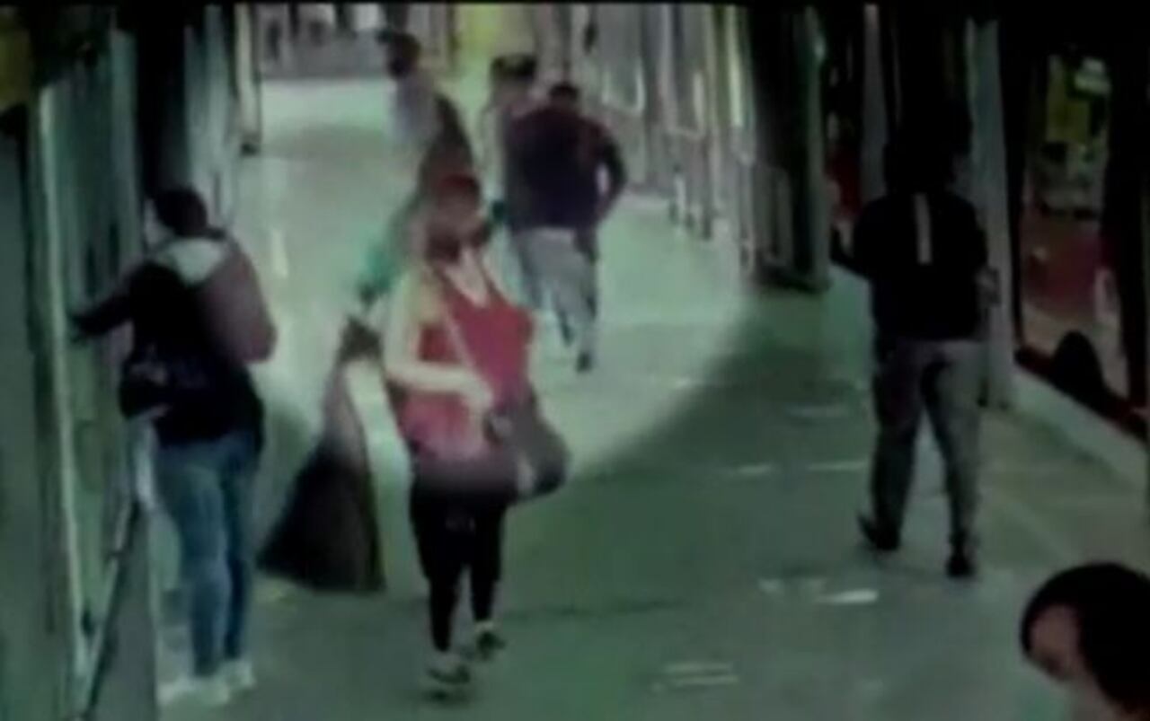 Revelan fotos reales para buscar asesino de Transmilenio: así va investigación
