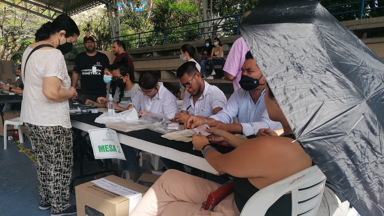 Votaciones en Barranquilla, gente votando votos