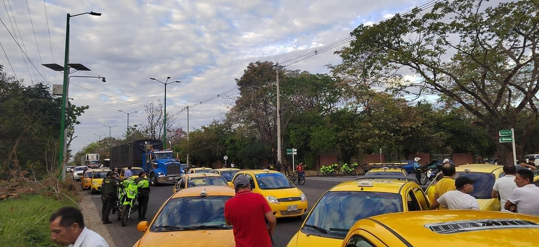 Hay varios puntos de bloqueo en toda la ciudad y están permitiendo el paso cada 40 minutos.