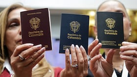 La gerente general de la Imprenta Nacional, Viviana León, junto a la secretaria General de la Cancillería, Elvira Sanabria presentaron el nuevo modelo de pasaportes con diseños renovados, mayor seguridad, lectura mecánica y microchip. Los documentos incorporan elementos de la cultura del país.(Colprensa - Catalina Olaya)