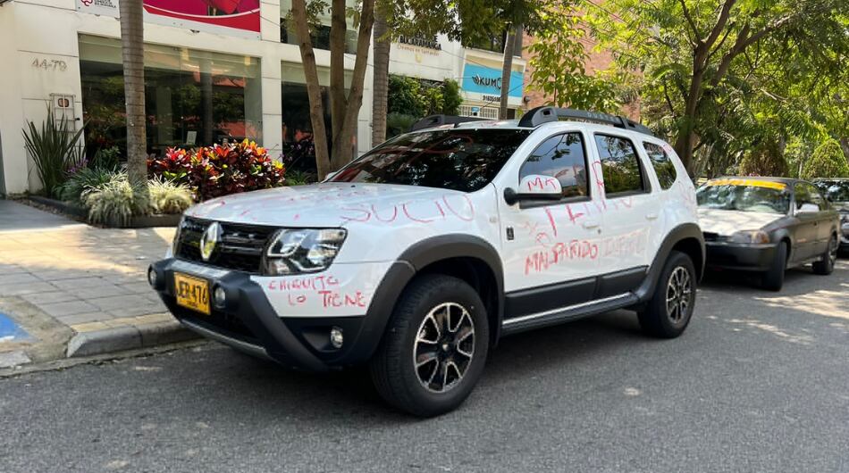 Camioneta pintada en Bucaramanga.