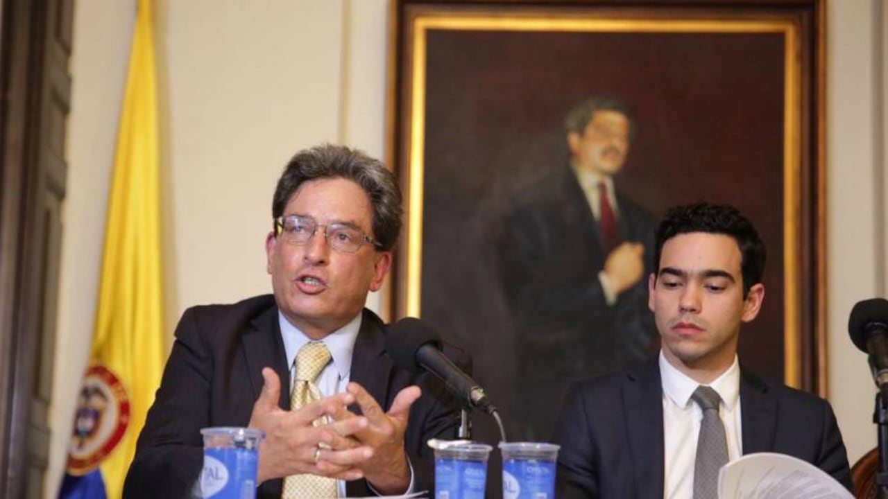 Alberto Carrasquilla, monistro de Hacienda y Luis Alberto Rodríguez, viceministro de Hacienda.